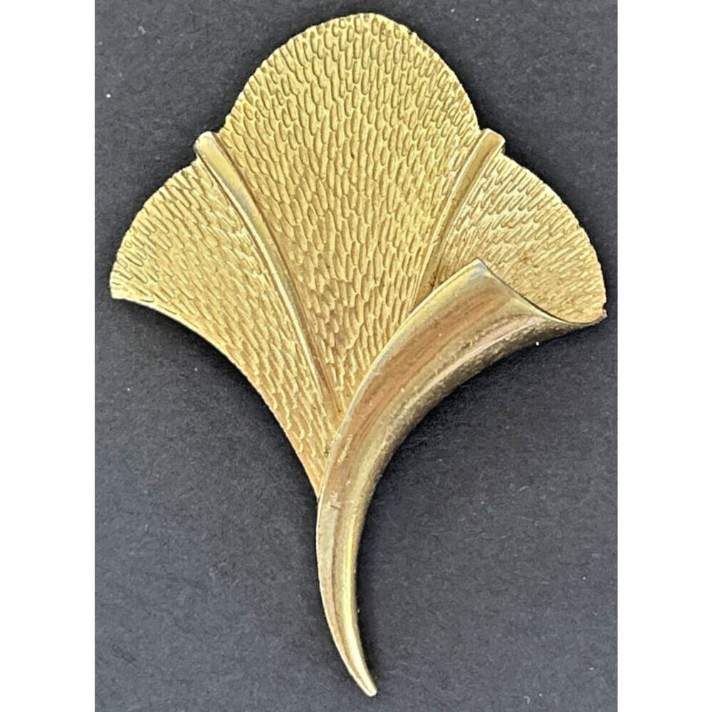 Vintage Signed Trifari Leaf Shaped Gold Tone Pin Brooch PB74